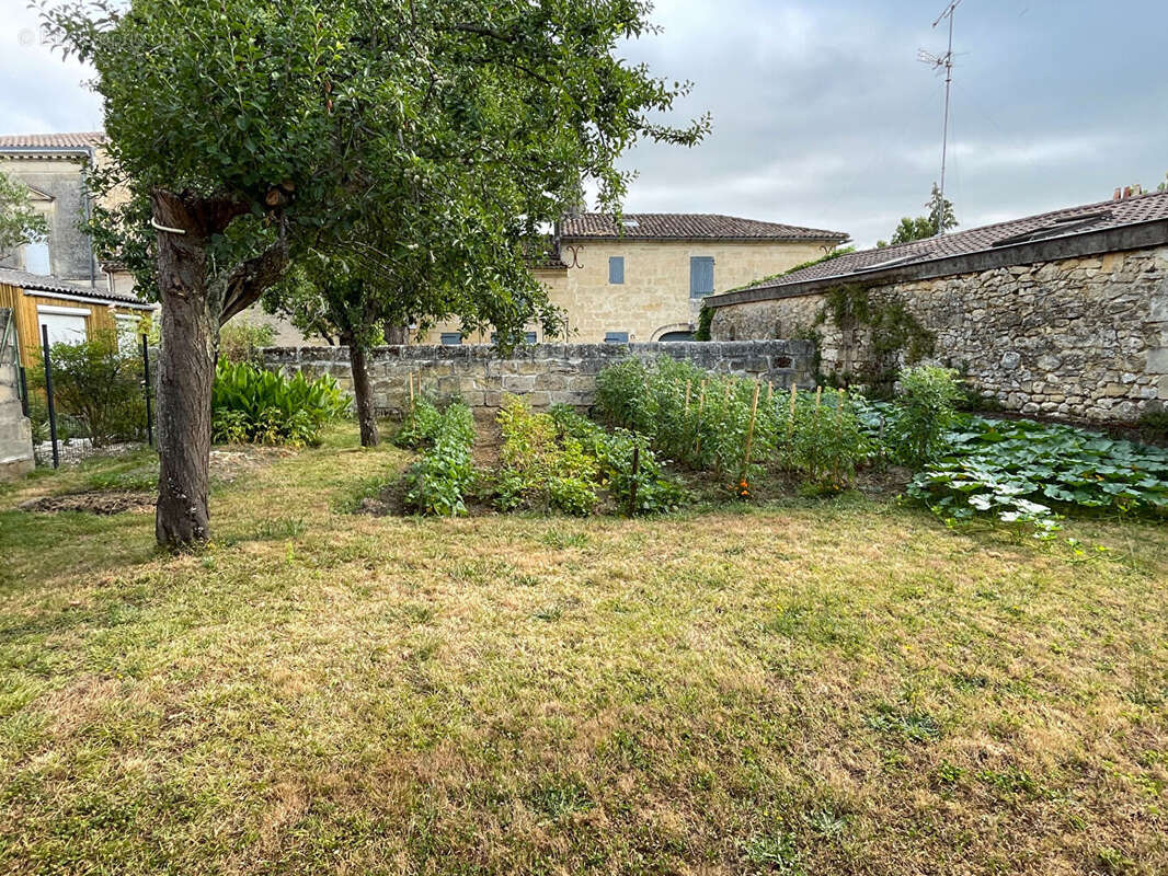 Grande maison en pierre à rénover dans un village prisé - photo 6
