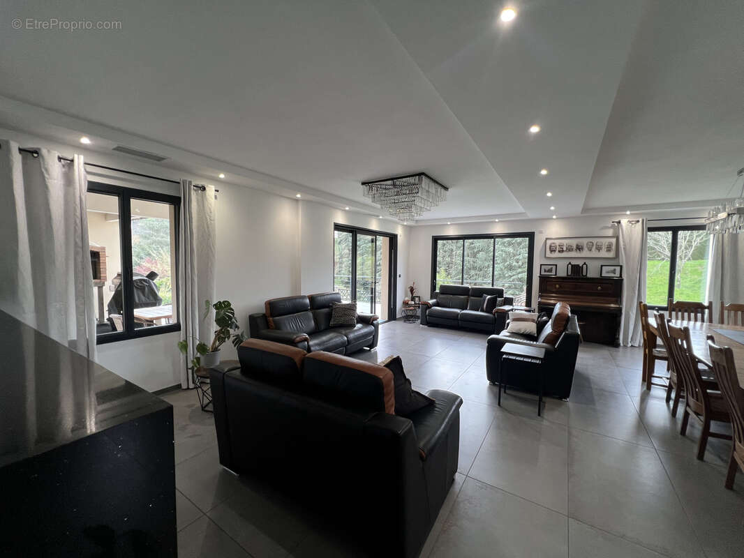 Maison à SAINT-LAURENT-DU-PAPE