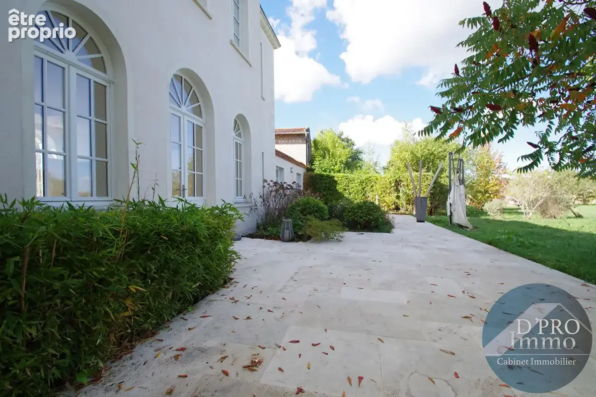 Maison bourgeoise à vendre à Vertou - 7 pièces, 203,69 m², terrain 4300 m² - photo 2