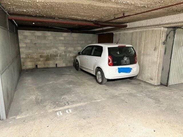 Parking à PARIS-18E