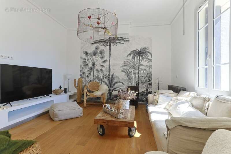 Magnifique PROPRIETE : Maison De Maître Et  Deux Dépendances (  17 Pièces / 400 M² )  Située à VERARGUES (34) DEDIEE A UN PROJET - photo 9