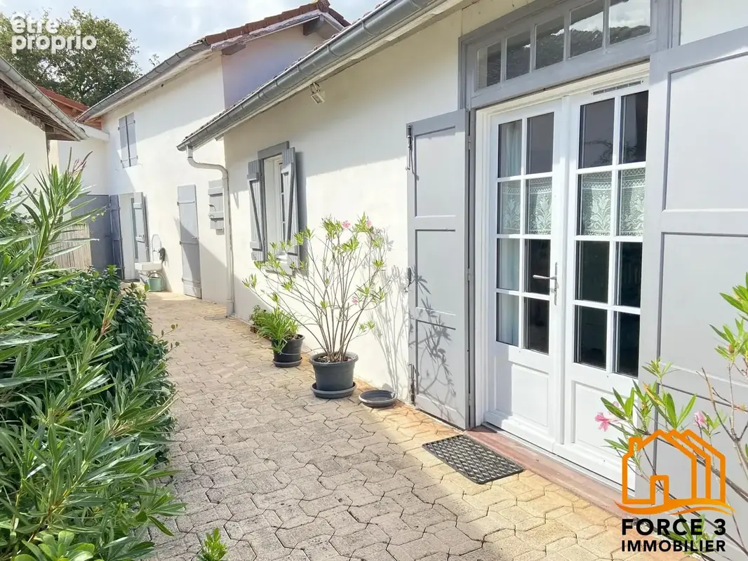 Photo Maison à Saint-Julien-En-Born au prix de 241 500€