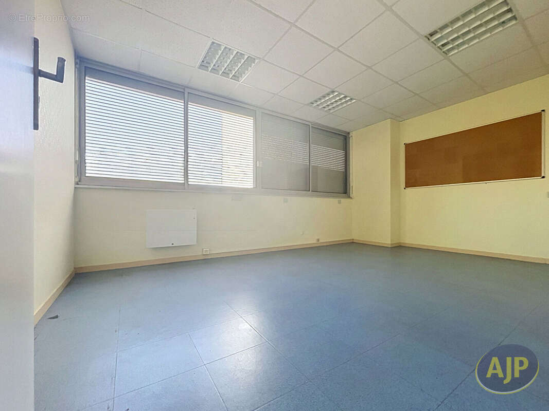 Local commercial Segre - photo 11