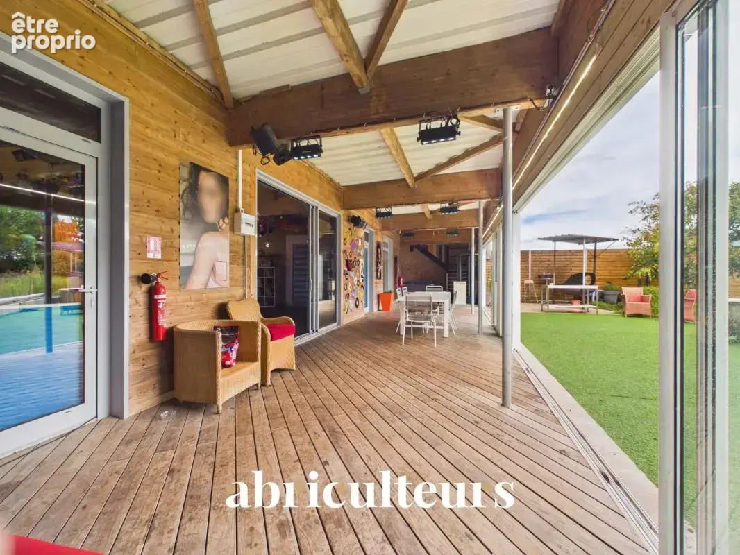 Exclusivité : Propriété mixte d'exception offrant 820 m² de bâti (habitation et locaux professionnels) au cœur d'un parc de plus - photo 3