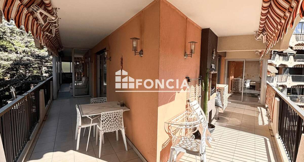 BAISSE DE PRIX – Superbe appartement 3 pièces rénové avec grande terrasse, garage et cave -  3 piscines - photo 8