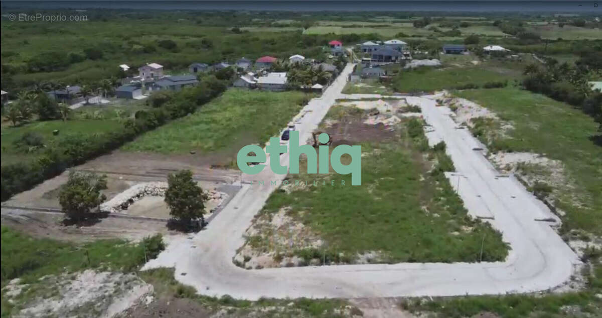 Terrain à PETIT-CANAL