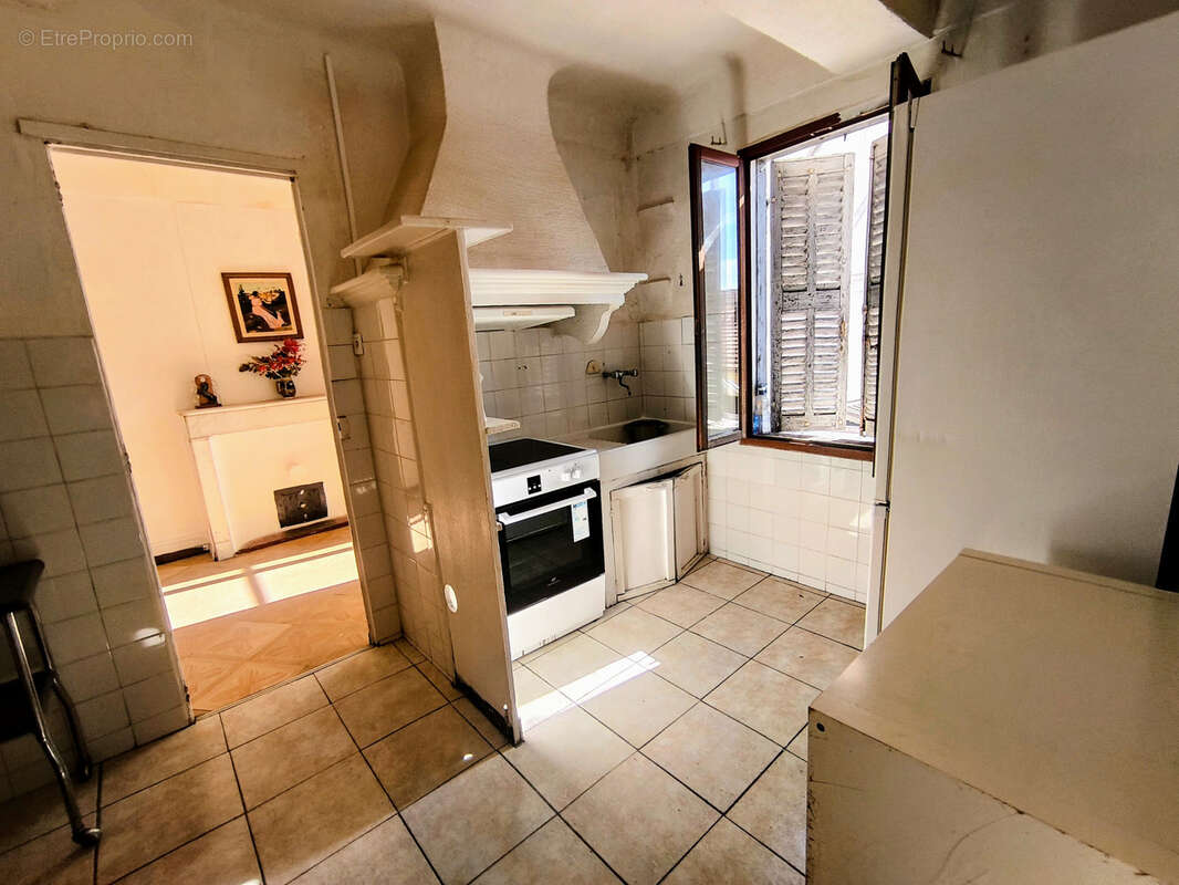À vendre : appartement à rénover de 43 mètres carrés dans le secteur de Toulon Ouest. - photo 2