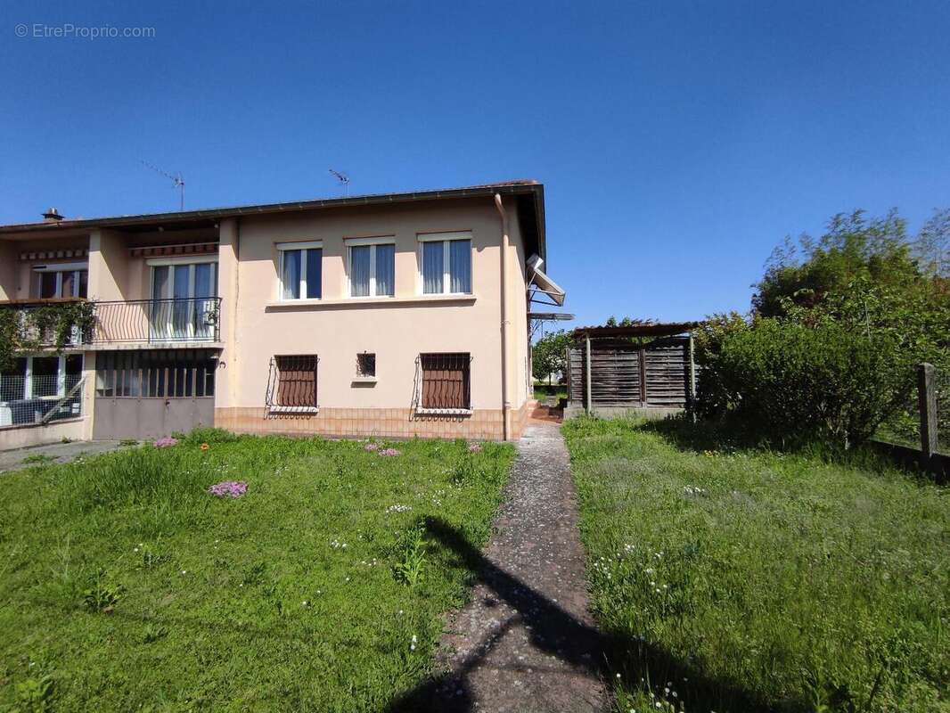   - Maison à MEYZIEU