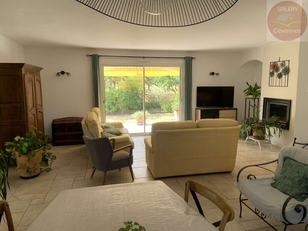 Villa de plain-pied de 156m² et son terrain de 2522m² - photo 1