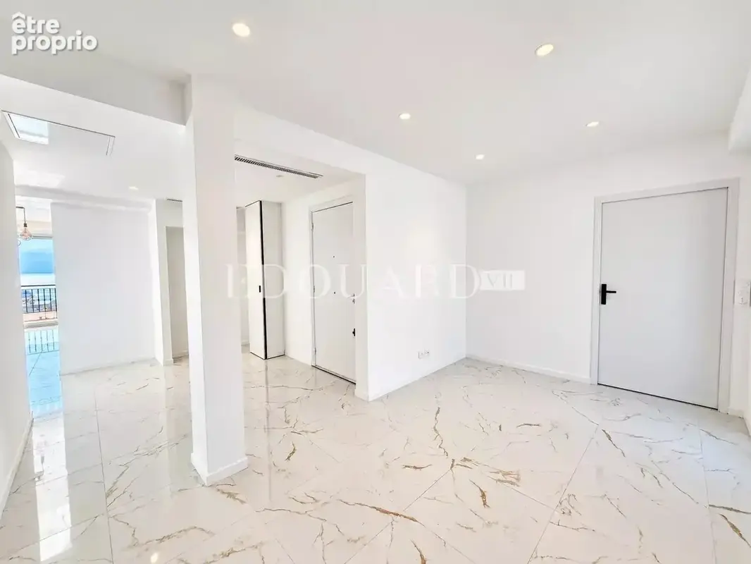 Somptueux quatre pièces à vendre avec belle vue sur la ville et la mer, en plein centre de Roquebrune Cap Martin - photo 27