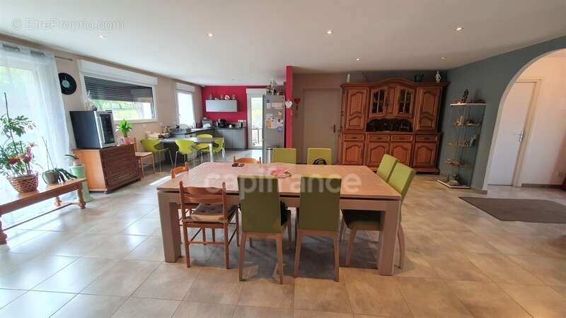 VAUVILLERS (70). Ensemble immobilier composé d'une maison d'habitation de 170m² et d'un bâtiment de 520m² - photo 3