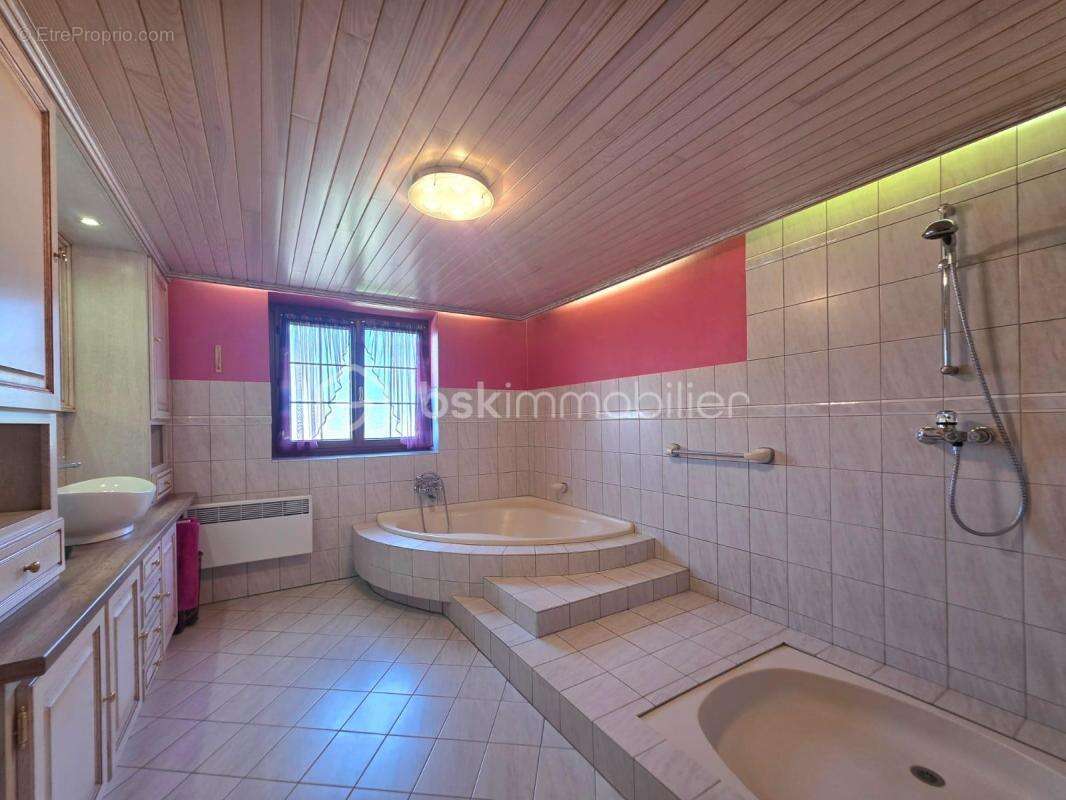 Maison spacieuse de 180 m² située dans un cadre verdoyant et paisible - photo 9