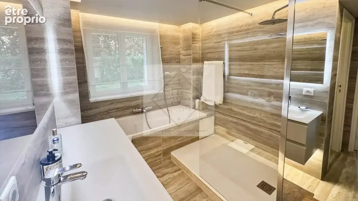 Emplacement Privilégié au Cœur de Cannes : Maison de Ville avec Piscine et Stationnement Privatif - photo 8