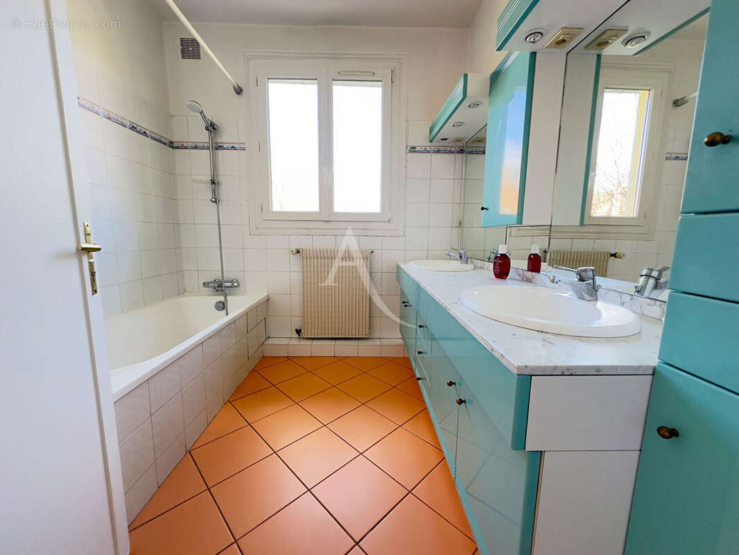 Maison à SAINT-MAUR-DES-FOSSES