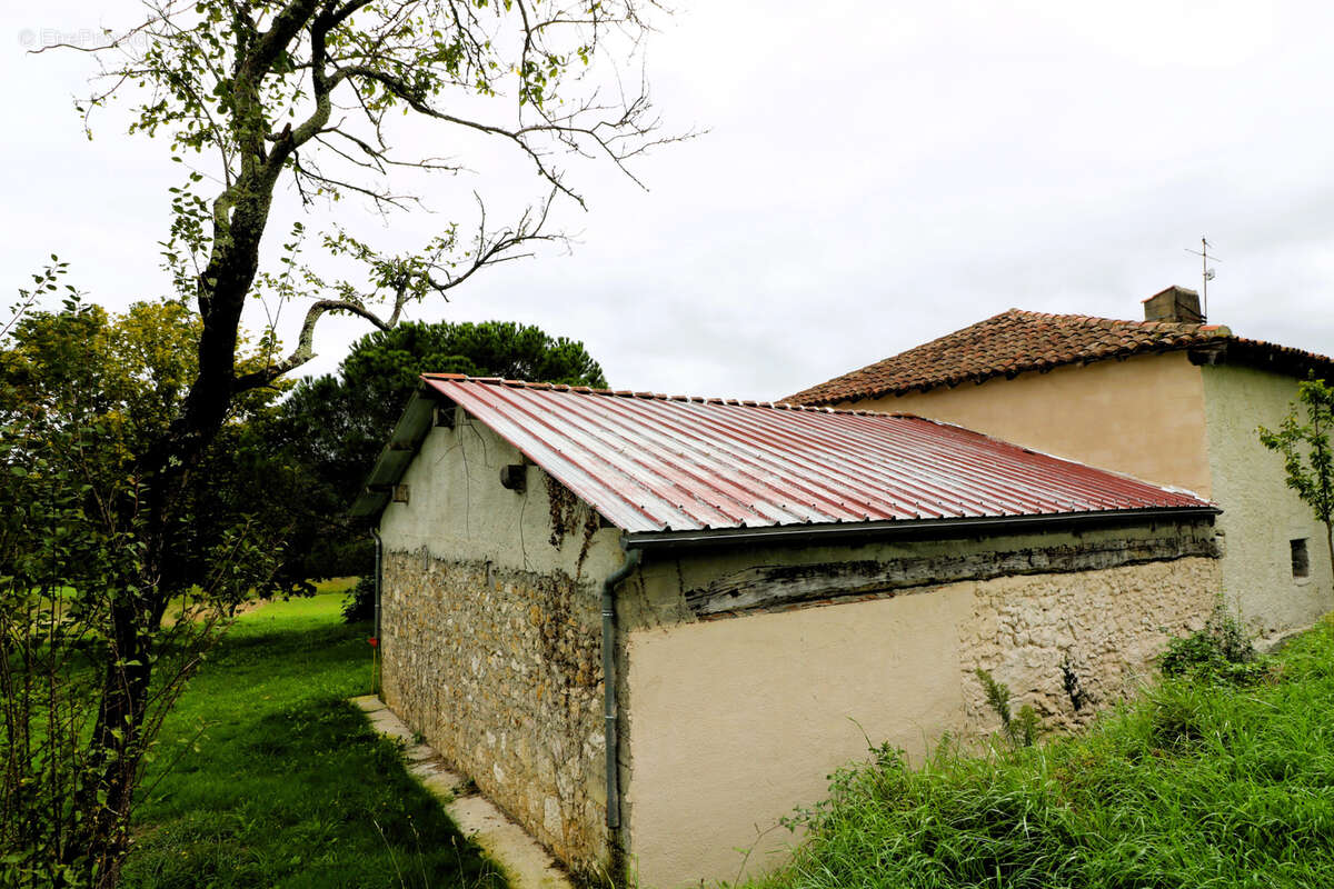 Maison à MONLEON-MAGNOAC