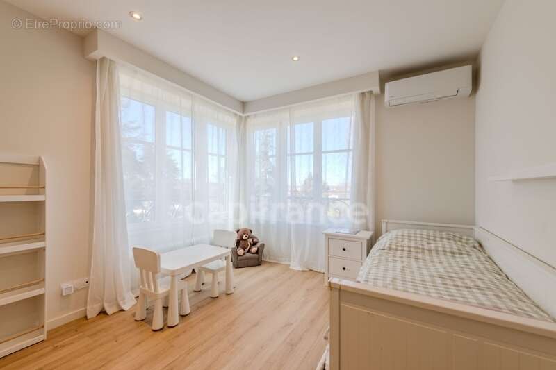 Maison bourgeoise 255 m² entièrement rénovée, parc clos et arboré de 4 303 m² (piscinable), 3 garages, terrasse, jacuzzi - photo 32