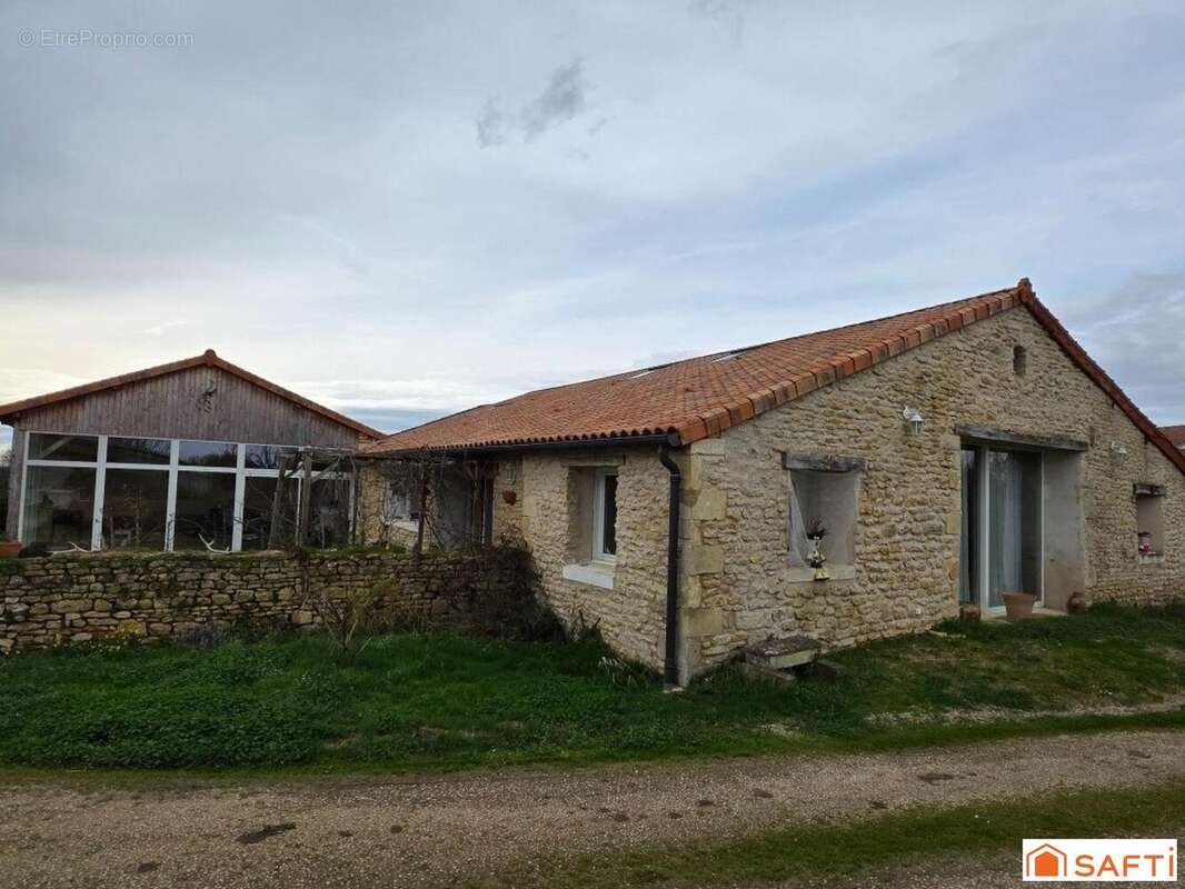 Photo 2 - Maison à SAINT-MAURICE-LA-CLOUERE