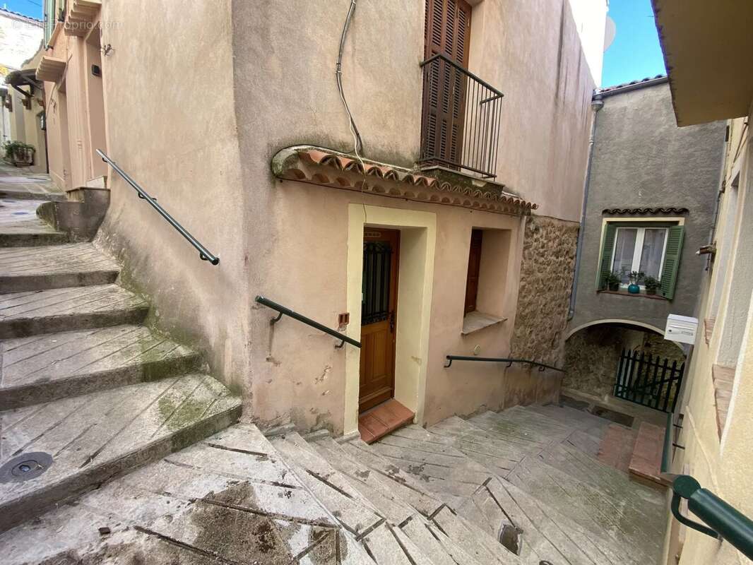 Appartement à BERRE-LES-ALPES