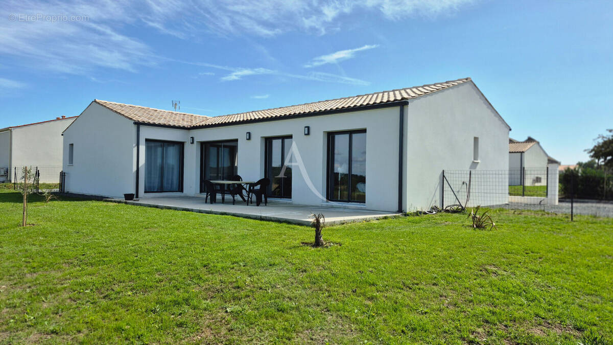 Maison à CORME-ROYAL