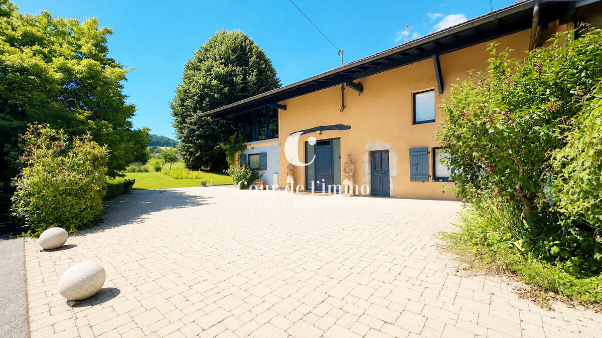 FEIGÈRES   Corps de ferme du XVIIIe siècle rénové   À 3 min de Genève A VENDRE - photo 18