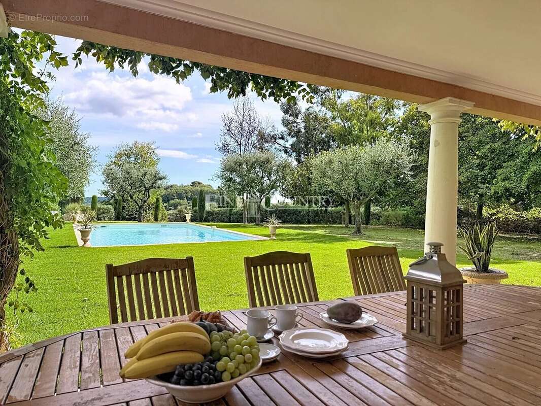 Maison à CHATEAUNEUF-GRASSE