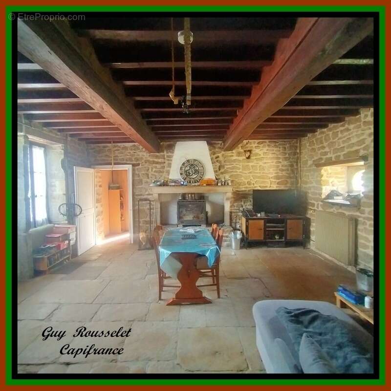 Propriete a vendre faite d'une maison, d'une grange, d'un grand terrain - photo 3
