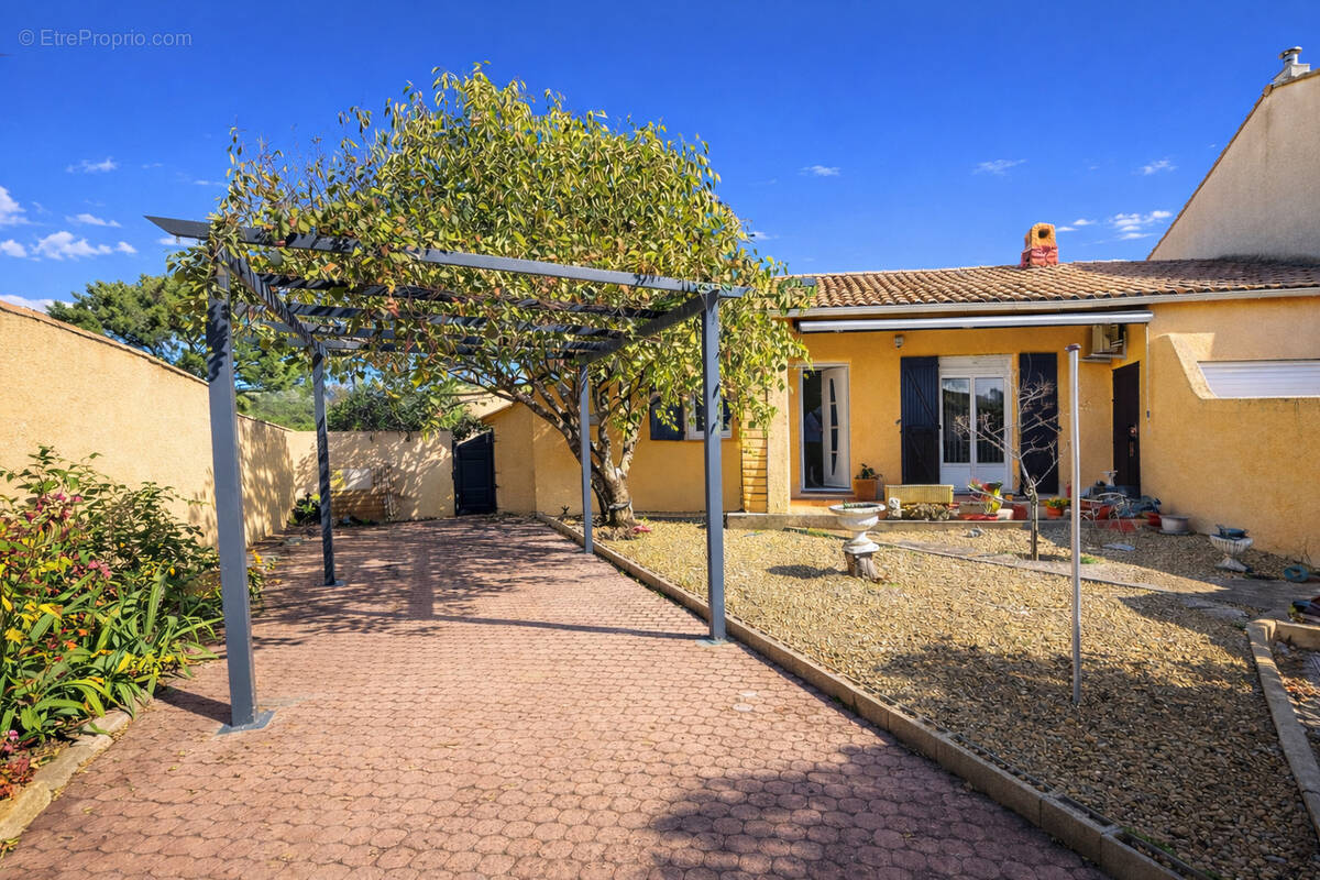 Maison à VIC-LA-GARDIOLE