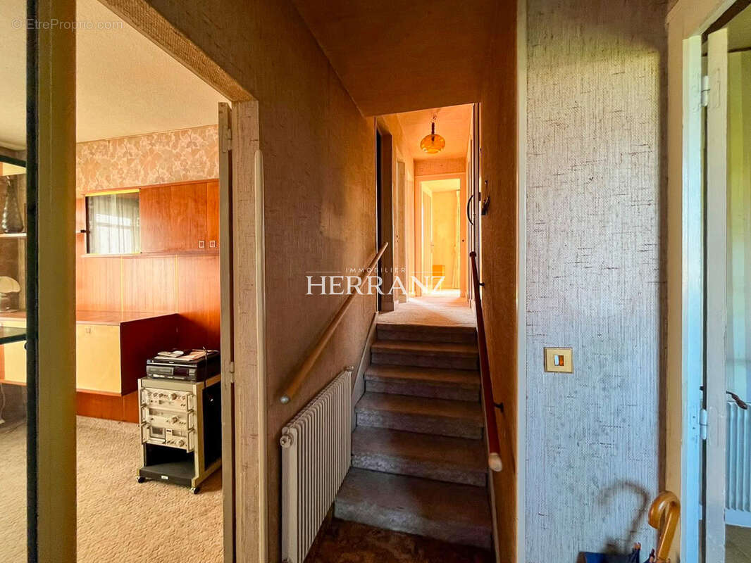 Maison des années 50 à rénover avec jardin et garage - photo 6
