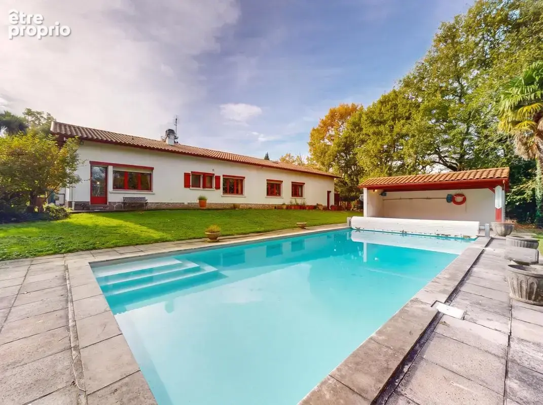 Maison T7 avec piscine et terrain - photo 1