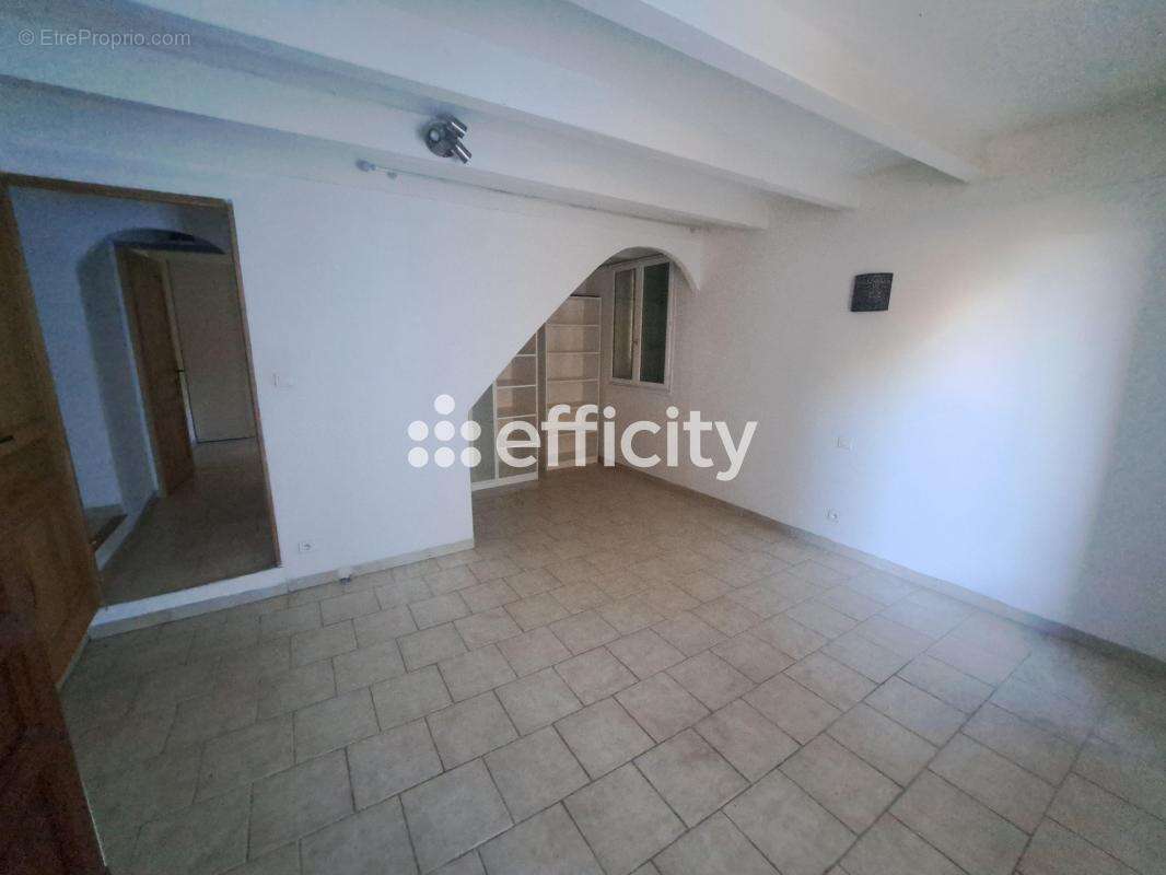 Maison à LA ROQUE-D&#039;ANTHERON