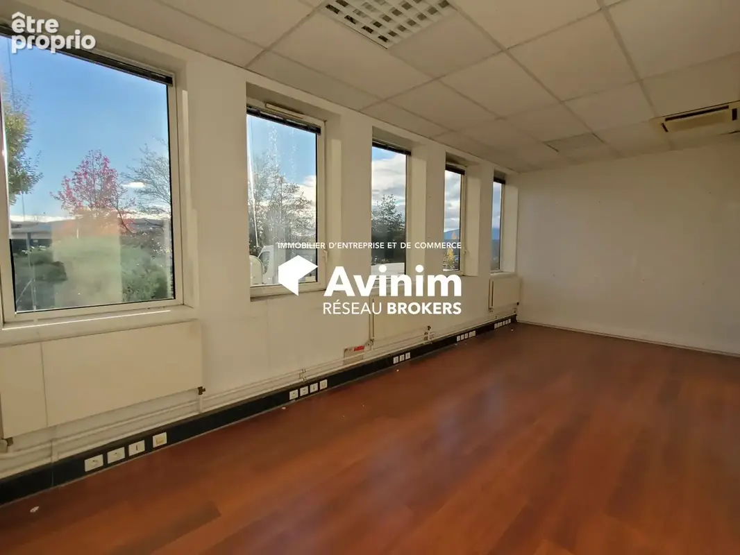 Commerce 737 m² à vendre à Archamps (74160) - photo 2