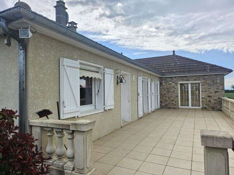 Maison à MONTROND-LES-BAINS