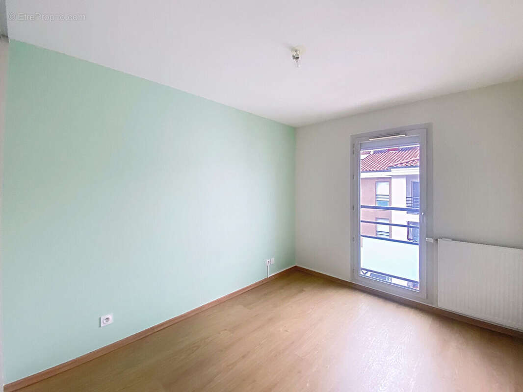 Genas appart T3  64m² jamais habité +Garage Double - photo 9