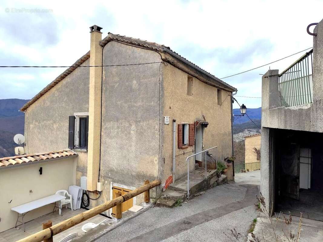 Appartement à CASTELLET-LES-SAUSSES