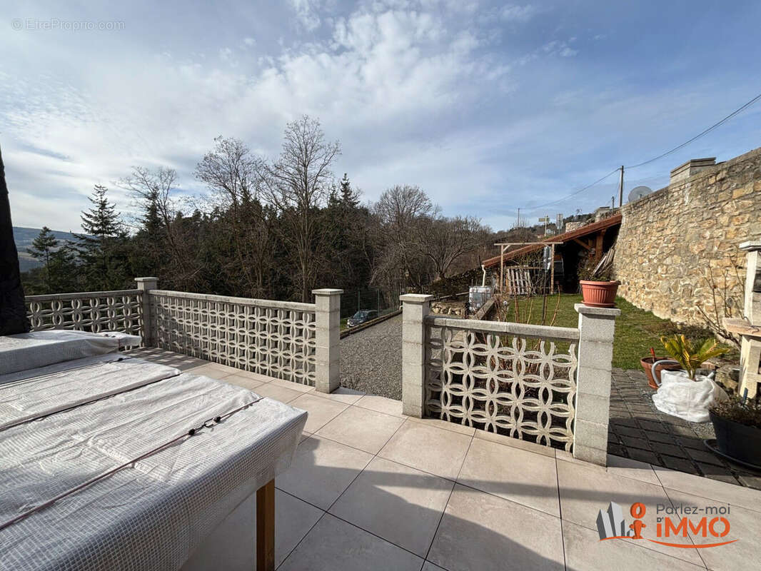 Maison à SAINT-GEORGES-EN-COUZAN