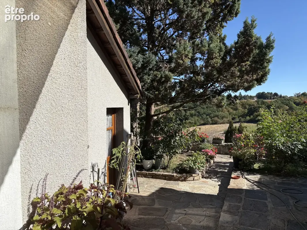 Coussac Bonneval : Maison de village pleine de charme avec jardin et vue dégagée - photo 2