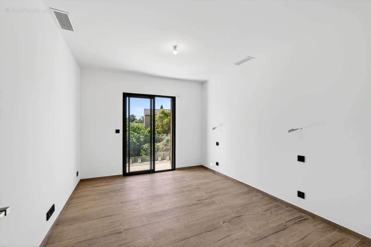 MOUGINS INTERNATIONAL : Villa Neuve avec Ascenseur en Domaine Privé - photo 13