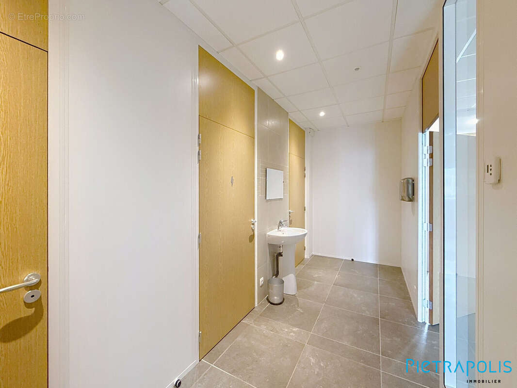 Commerce à SAINT-GENIS-POUILLY