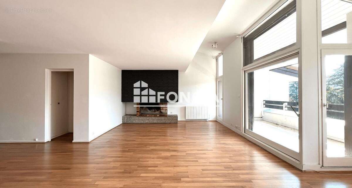 SAINT ISMIER - Magnifique appartement duplex en dernier étage avec piscine - photo 2
