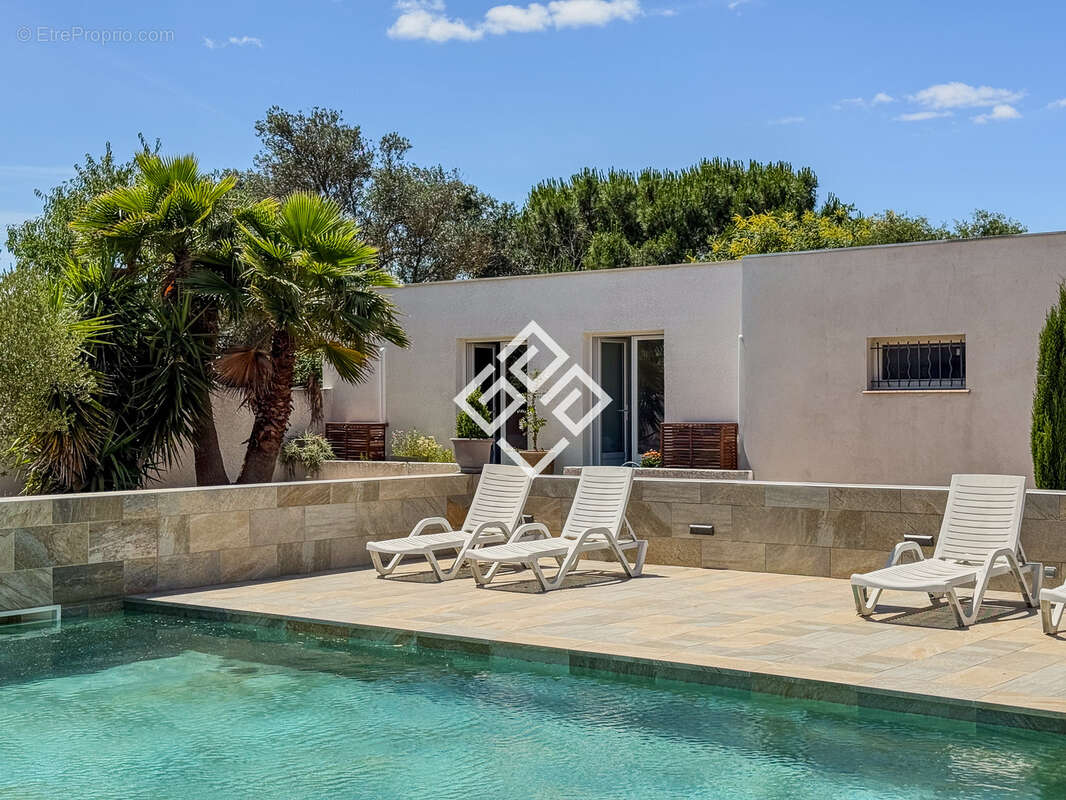 LUCIE - Villa de Standing avec Piscine, Jacuzzi, Pool House & Dépendances - photo 27