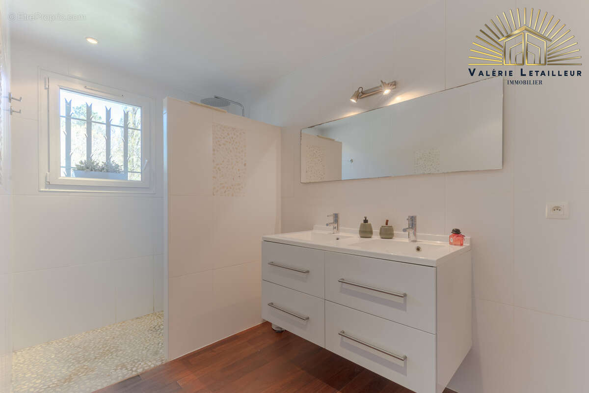 Magnifique maison de caractère développant environ 170 m2 habitables, complétés par 100 m2 de sous-sol, le tou - photo 12