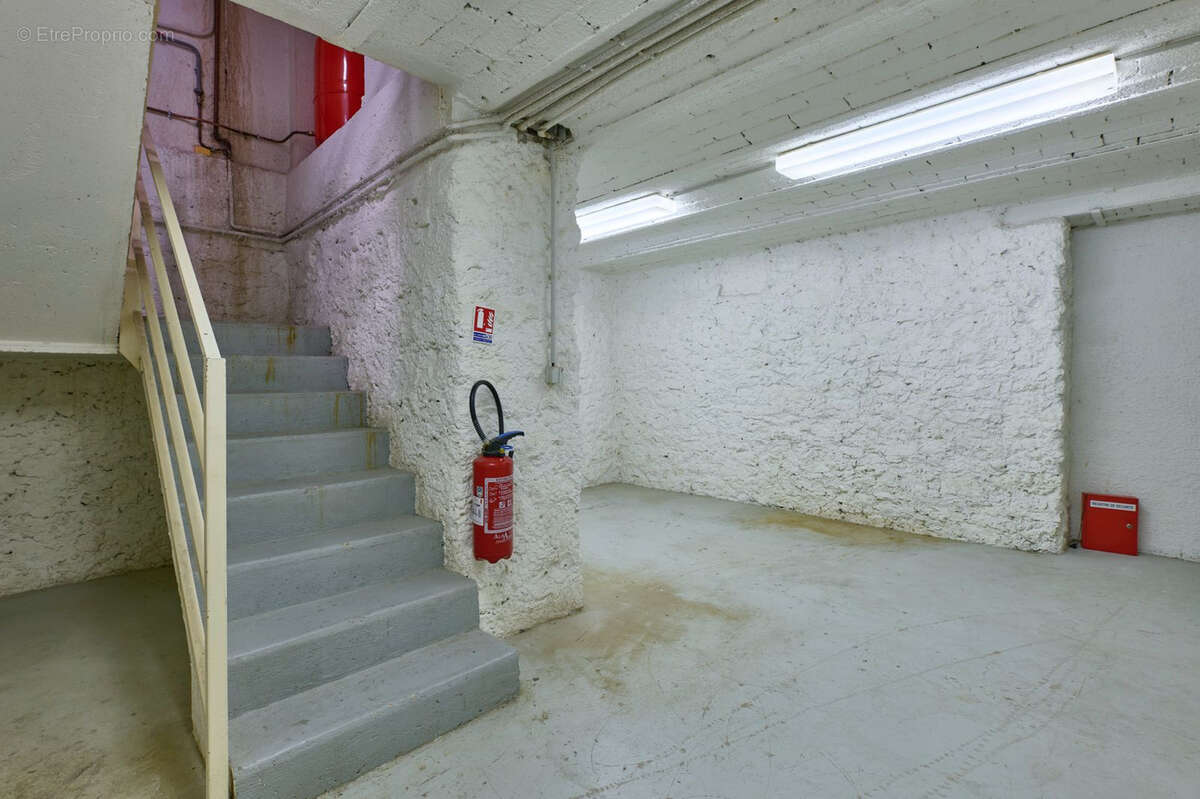 Commerce à PARIS-9E