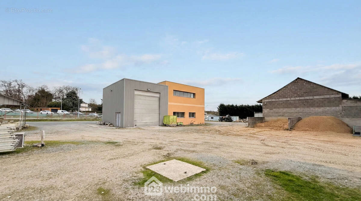 A l'extérieur la parcelle est entièrement close avec un hangar de 100m². - Commerce à BAUGE