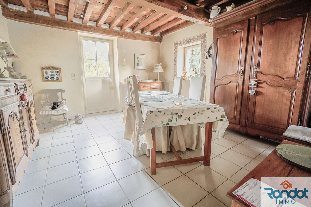 Maison à VILLECOMTE