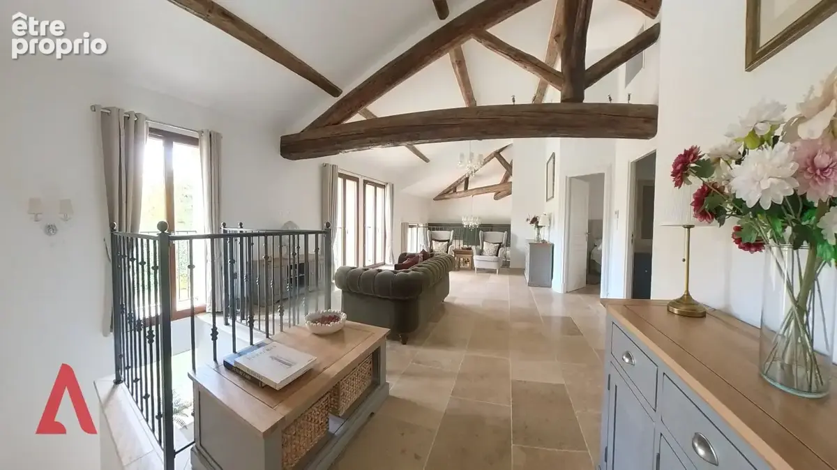 Exceptionnelle grange rénovée de trois chambres avec piscine privée - photo 2
