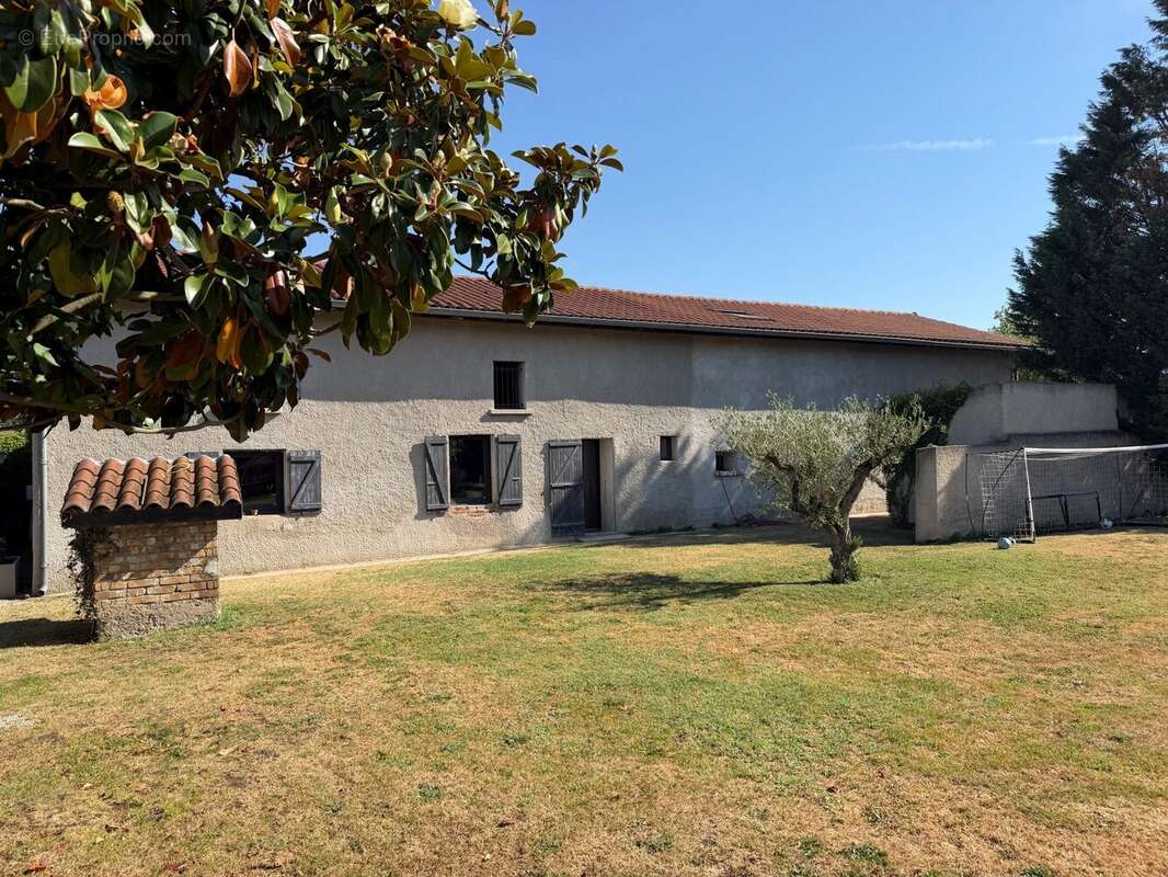 Maison 254 m² à Veauche  - photo 2