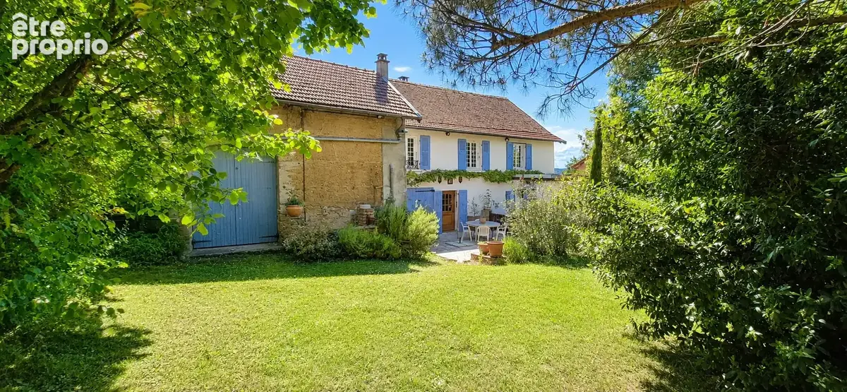 Bâtisse de 140 m2 habitables sur parce de 3375 m2, avec garage, grange et caves. - photo 1