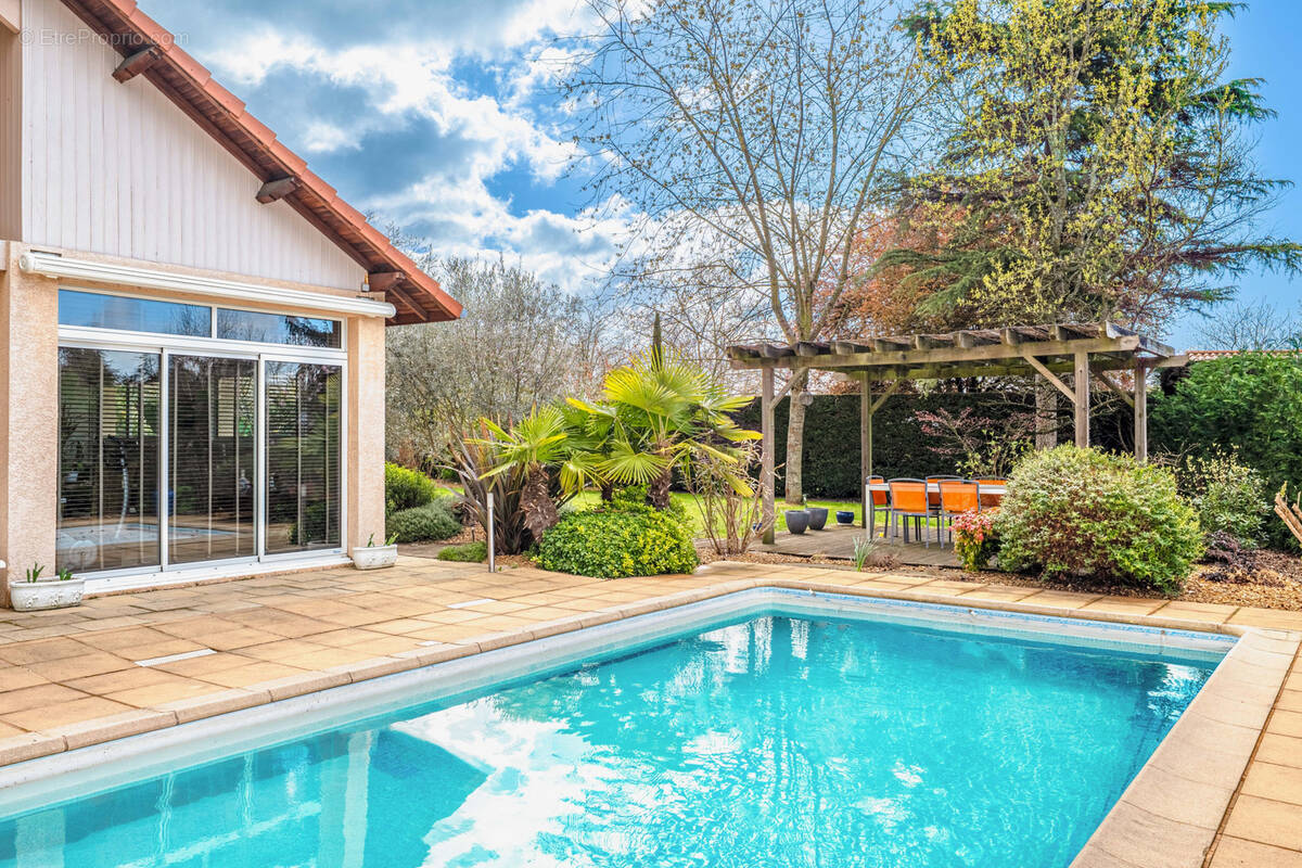 Maison à LA TOUR-DE-SALVAGNY