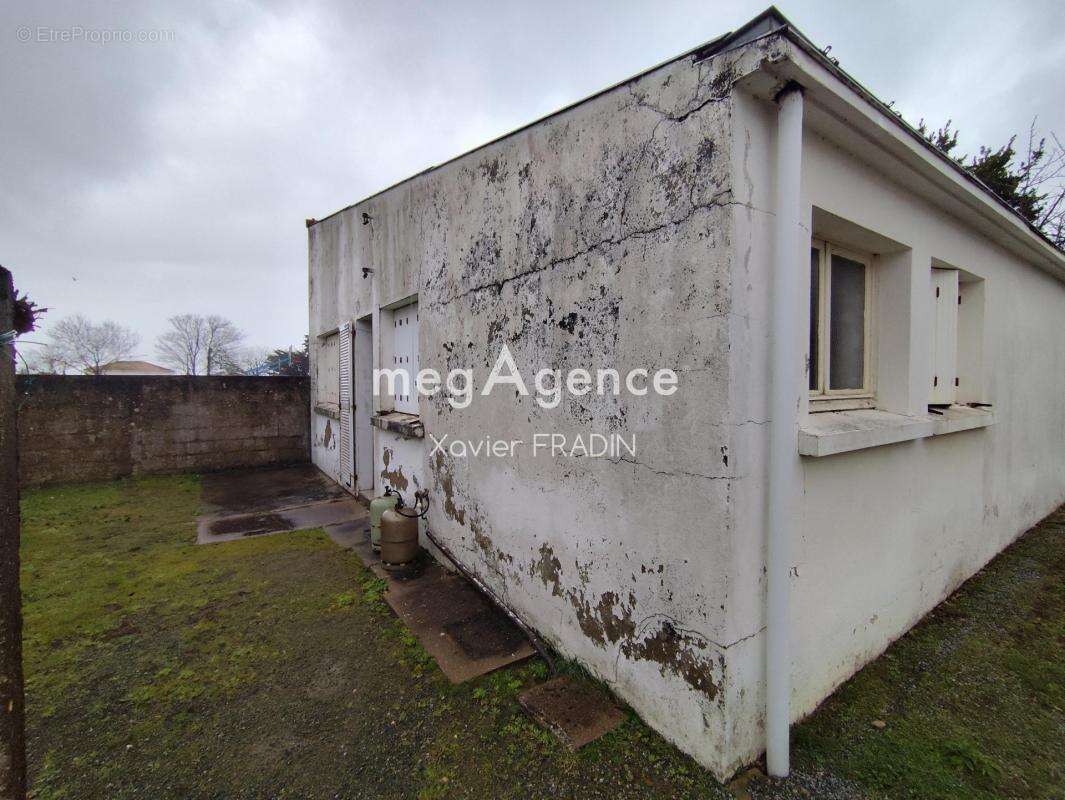 Dépendance avec studio et garage à rénover – Fort potentiel ! - photo 6