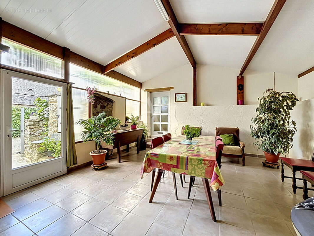 Maison à BECON-LES-GRANITS